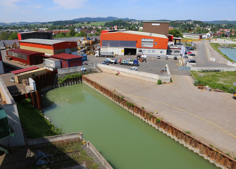 1995 | Schaufler eröffnet den firmeneigenen öffentlichen Donauhafen.