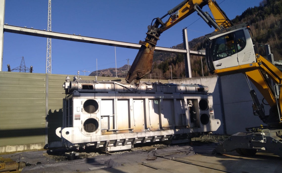 Grobzerlegung eines Transformators mit schwerem Ger&auml;t.
