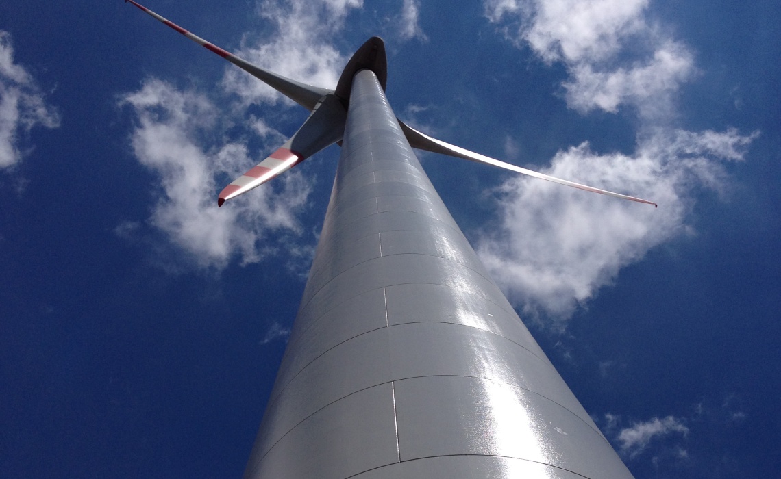 Blick von unten auf eine zu demontierende Windkraftanlage.
