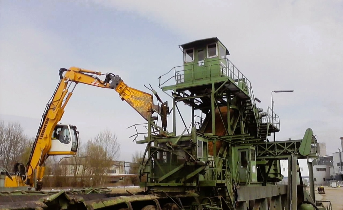 Bagger beim Zerlegen einer Gro&szlig;maschine.