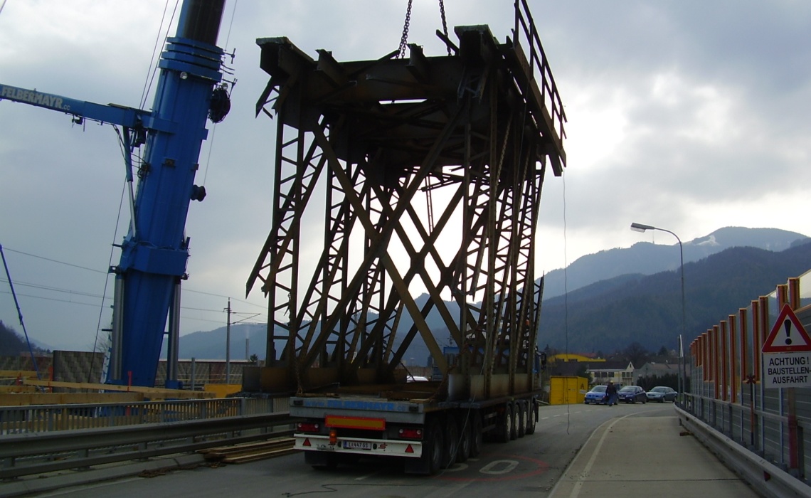Abtransport eines herausgel&ouml;sten Br&uuml;ckensegments auf einem Tieflader.