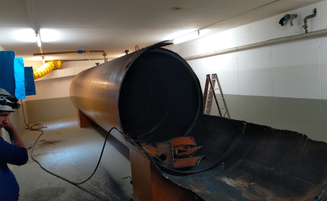 Teilzerlegter Industrietank in einem schwer zug&auml;nglichen Raum.