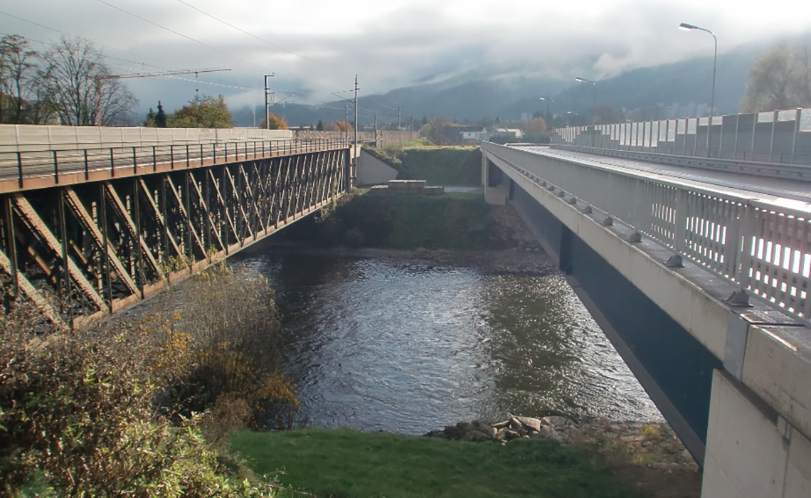 Eisenbahnbr&uuml;cke parallel zur Autobr&uuml;cke &uuml;ber einen Flu&szlig;.