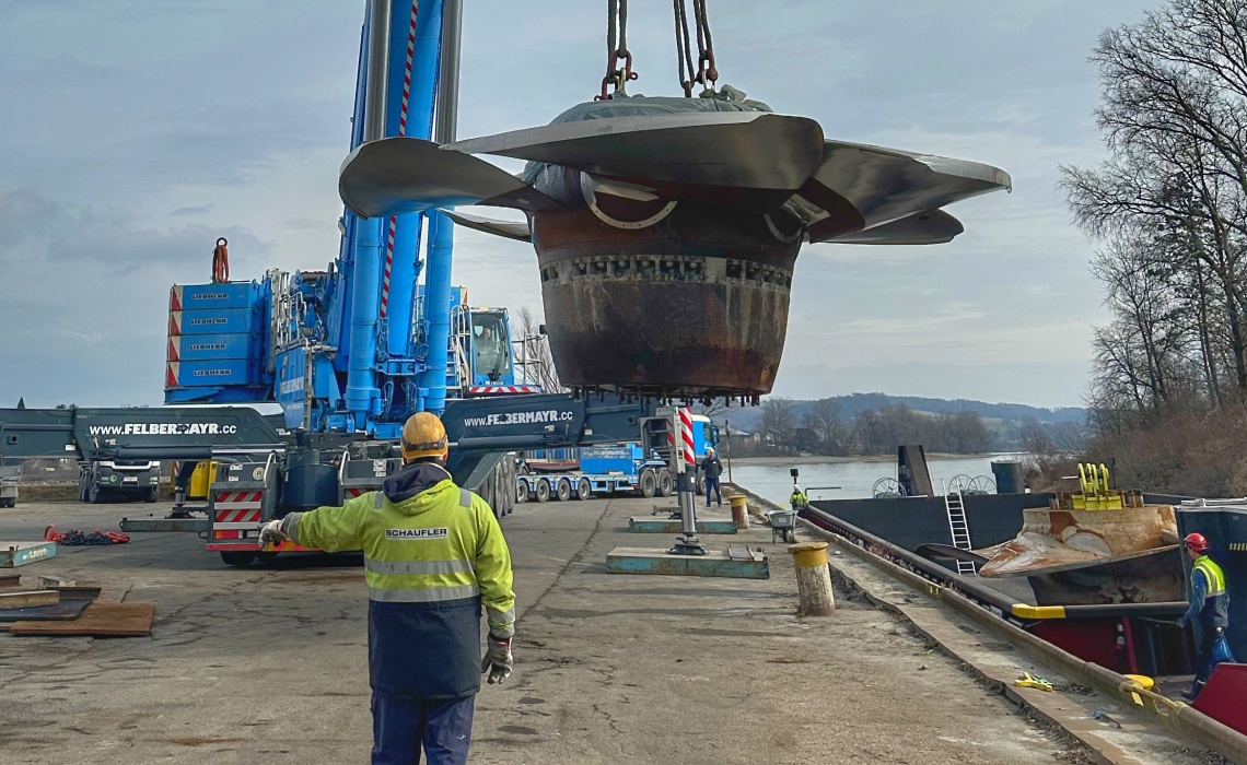 &Uuml;bernahme einer demontierten Kaplanturbine mittels Kran in unserem Donauhafenbecken.