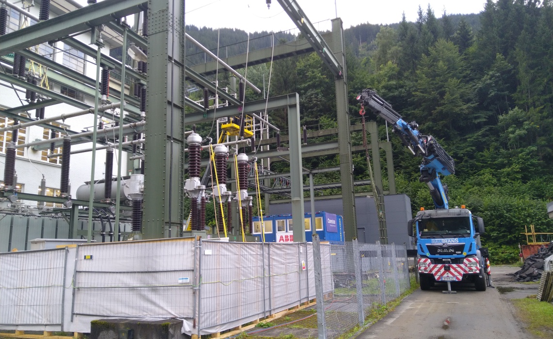 Kranwagen zur Sicherung und Hilfestellung bei Montagen im Umspannwerk.