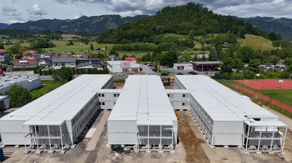 Luftaufnahme eines gro&szlig;en Containerkomplexes.