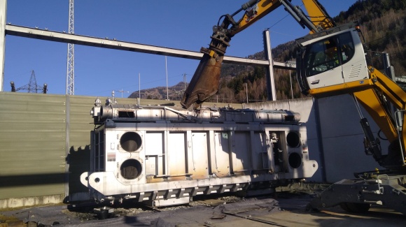 Grobzerlegen eines Transformators mittel Gro&szlig;ger&auml;t.