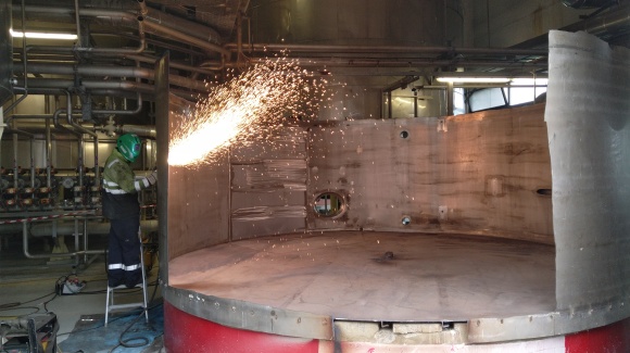 Zerlegen eins Stahltanks mittels Autogenschneider.