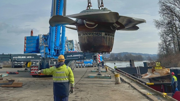 Entladen einer entfernten Turbine zur weiteren Demontage in unserem Donauhafen.