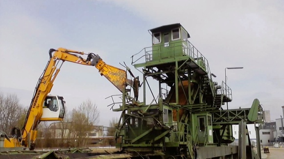 Bagger beim Zerlegen einer Gro&szlig;maschine.